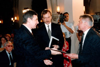 Marek Dyżewski_Uroczystość wręczenia Nagrody Miasta Wrocławia (w głębi, po lewej, Tadeusz Różewicz)