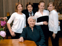 Marek Dyżewski_Żona z gronem jej wychowanków, po wręczeniu dyplomów